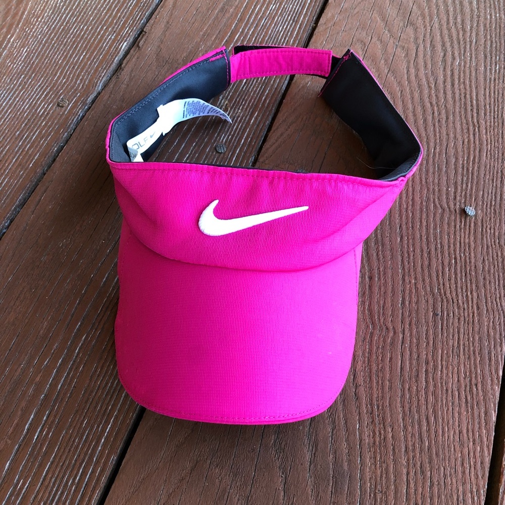 {Nike} visor